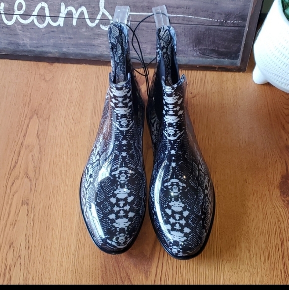 Time and Tru animal print rainboots  new - Picture 2 of 4